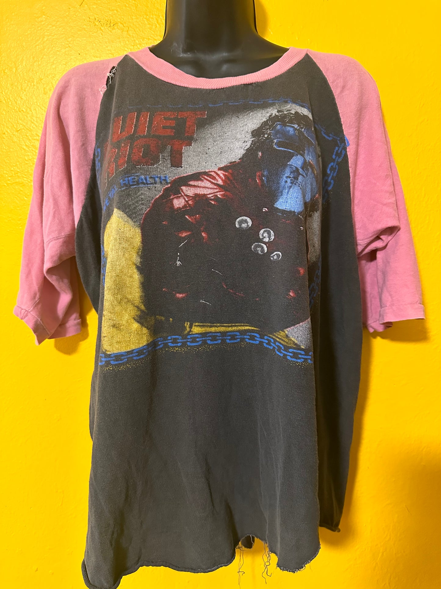 THRASHED Thin 1980s Quiet Riot Raglan M Vintage