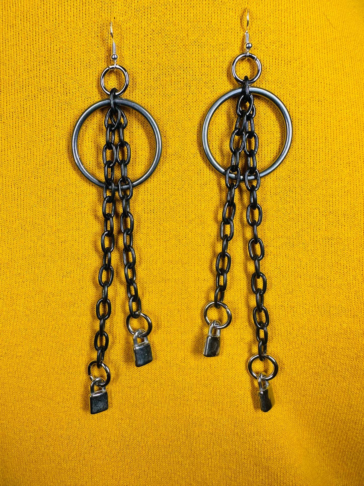 O ring long chain and lock Danglers